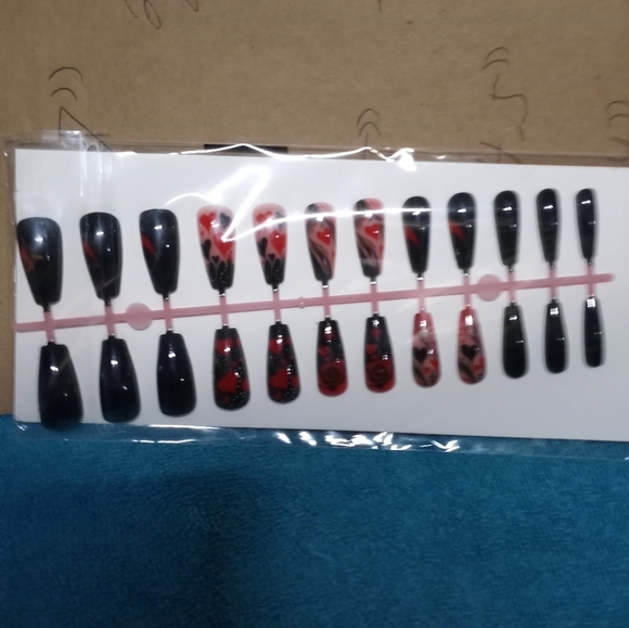 Black and Red Heart Press On Nails - Picture 2 of 5